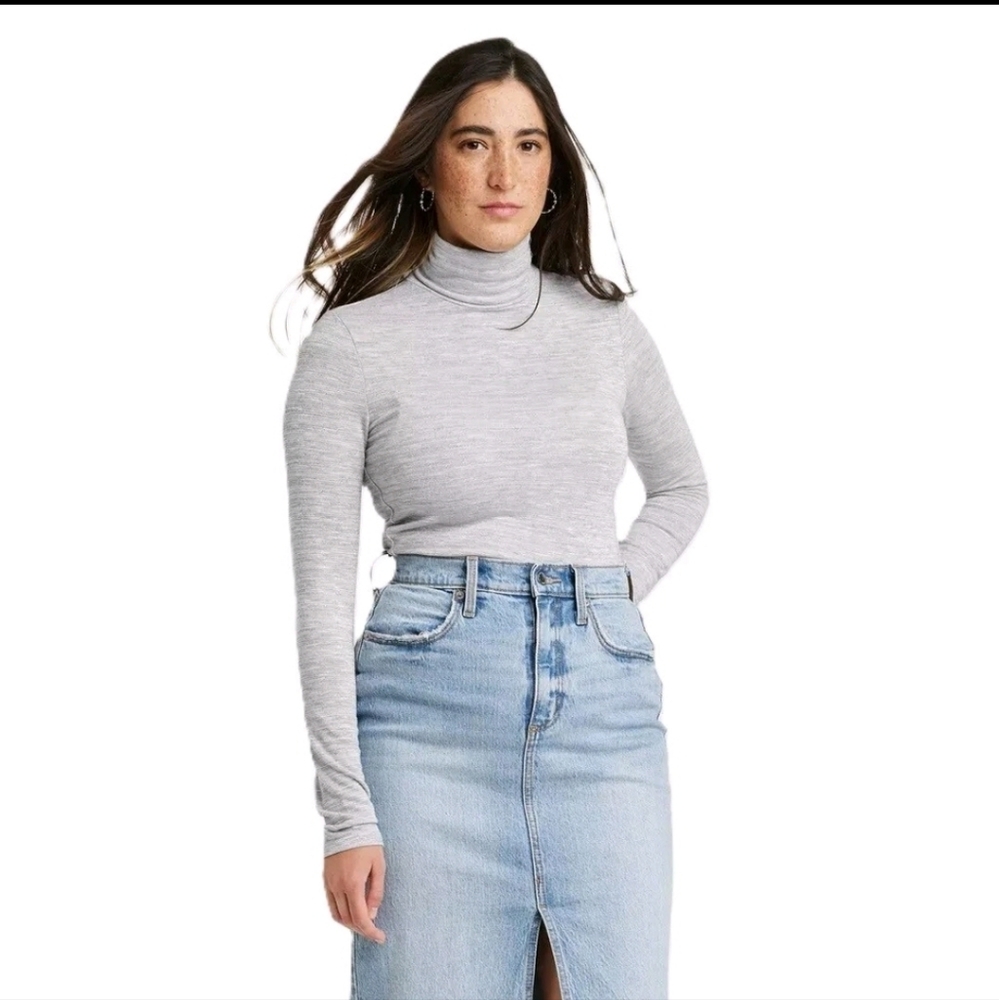 NWT Universal Threads Gray/Metallic Turtleneck, Large